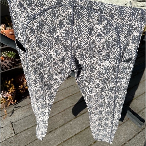 Xl Athleta snakeskin print, 7/8 length leggings w 2 small side pockets. EUC - Picture 4 of 11